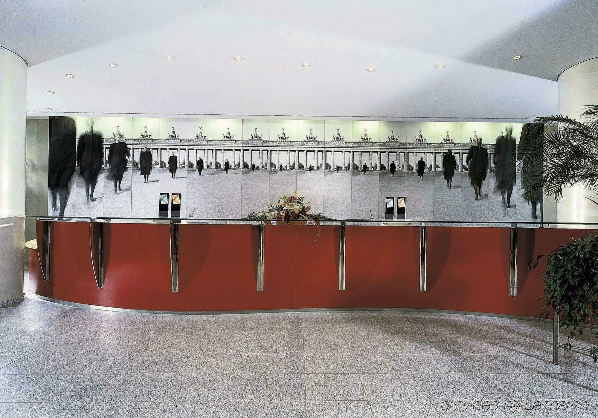Hotel Berlin Ostbahnhof Интерьер фото