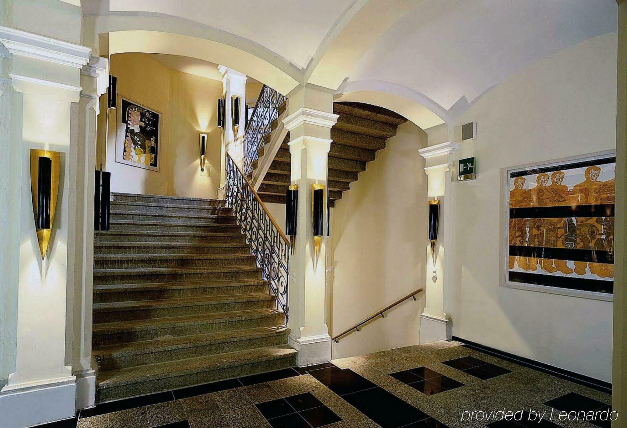 Hotel Berlin Ostbahnhof Интерьер фото